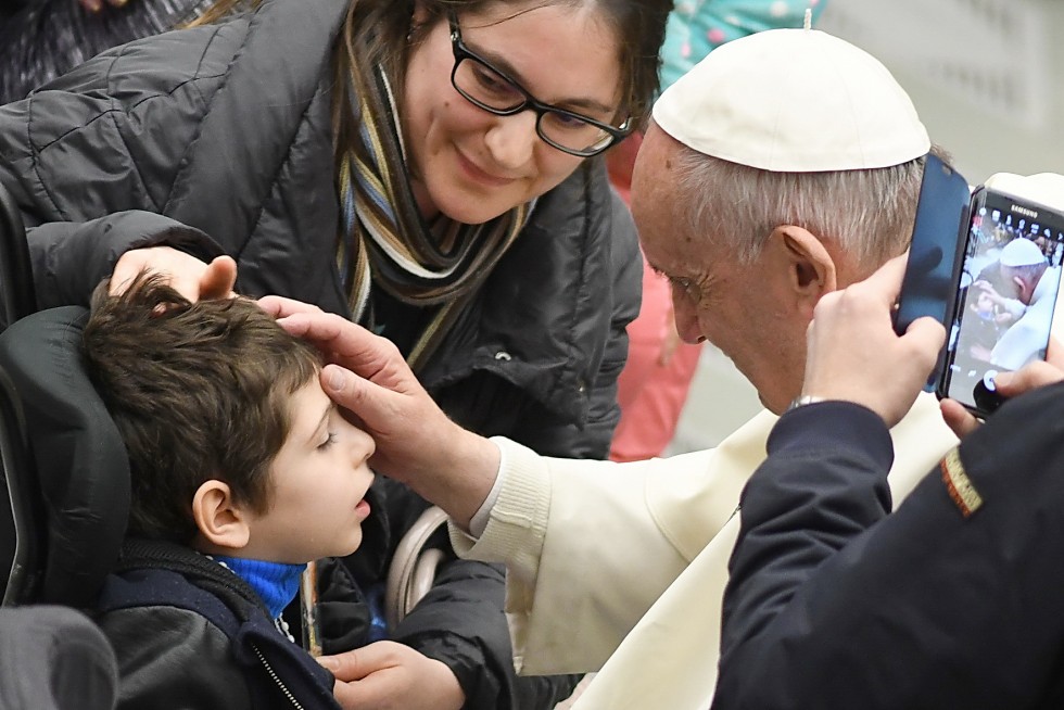 Aula Paolo VI, 30 novembre 2016: Udienza generale Papa Francesco - Papa Francesco saluta un bambino disabile
