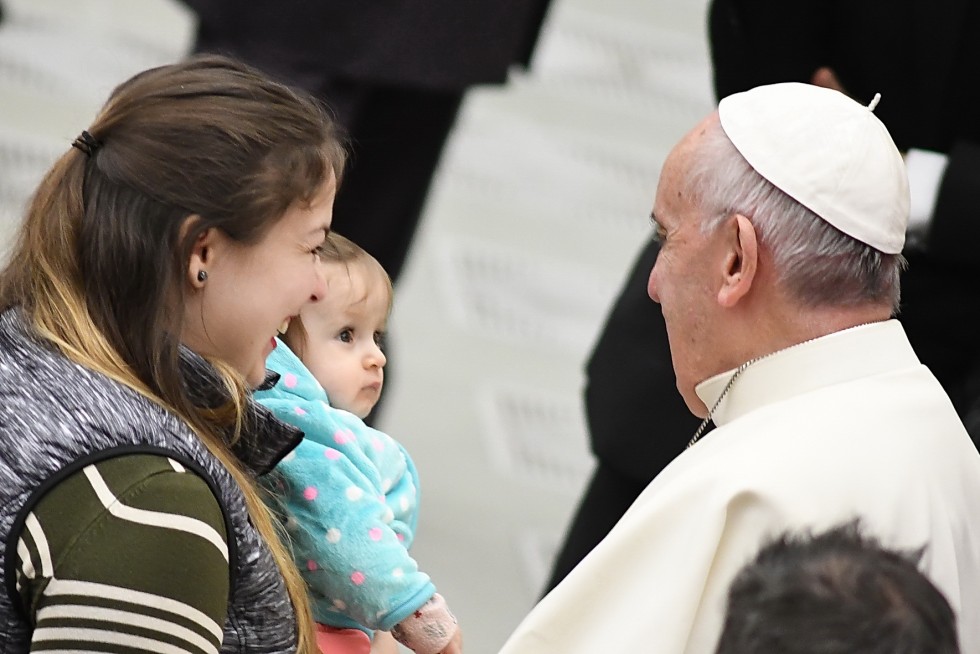 Aula Paolo VI, 30 novembre 2016: Udienza generale Papa Francesco - Papa Francesco saluta una bambina