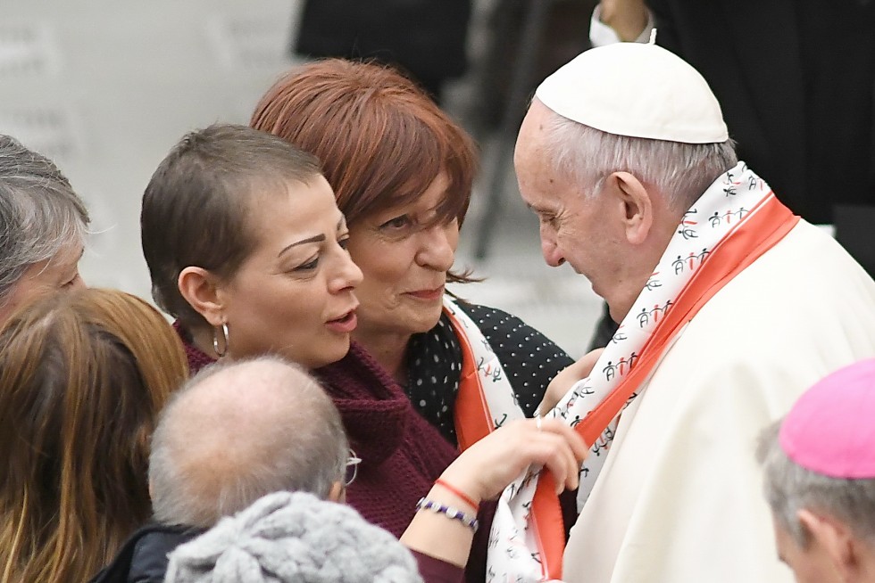 Aula Paolo VI, 30 novembre 2016: Udienza generale Papa Francesco - Papa Francesco riceve sciarpa da Ail Associazione italiana contro leucemie linfomi mieloma