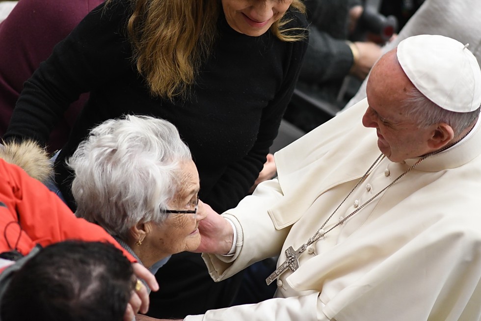 Aula Paolo VI, 30 novembre 2016: Udienza generale Papa Francesco - Papa Francesco saluta una signora anziana