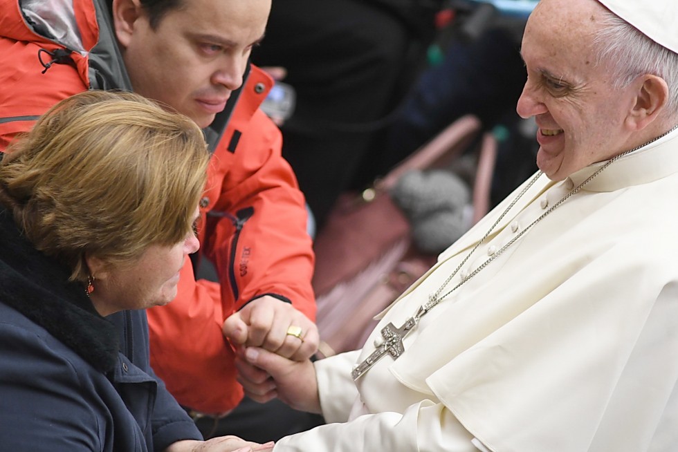 Aula Paolo VI, 30 novembre 2016: Udienza generale Papa Francesco - Papa Francesco saluta i disabili