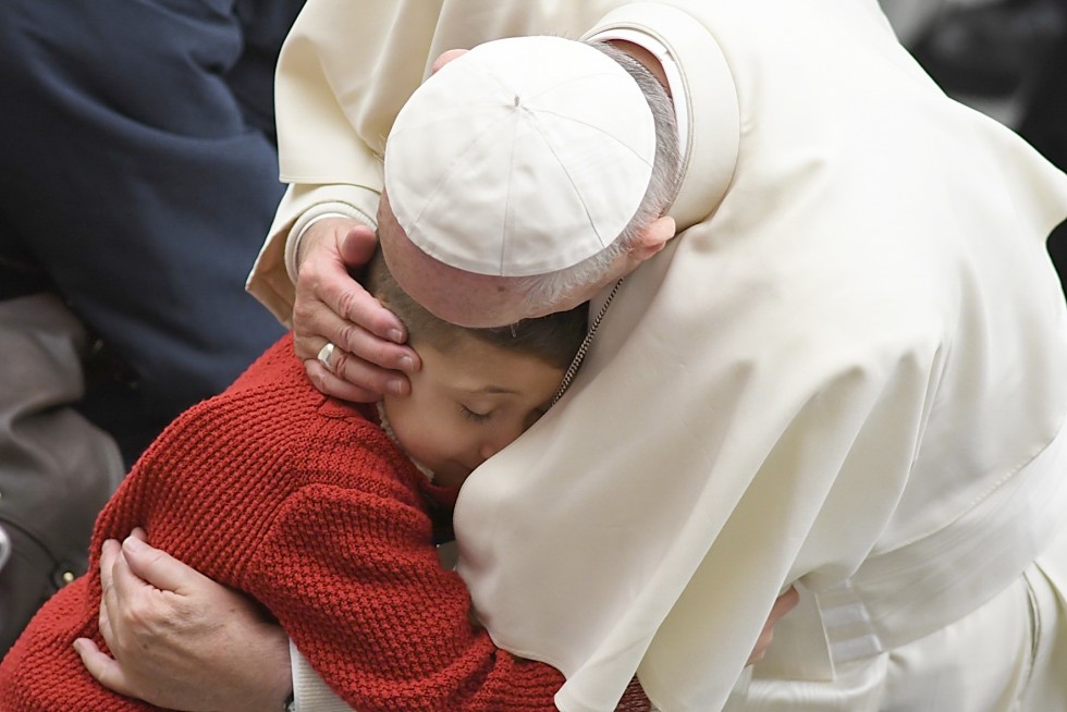 Aula Paolo VI, 30 novembre 2016: Udienza generale Papa Francesco - Papa Francesco abbraccia un bambino