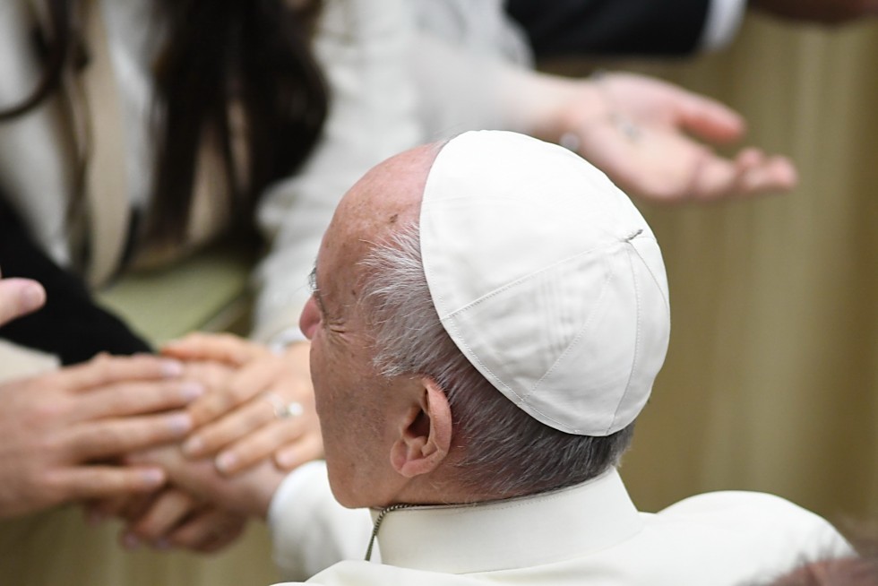 Aula Paolo VI, 30 novembre 2016: Udienza generale Papa Francesco - Papa Francesco stringe mani