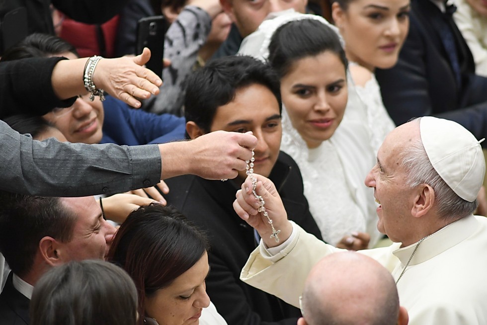 Aula Paolo VI, 30 novembre 2016: Udienza generale Papa Francesco - Papa Francesco benedice un rosario