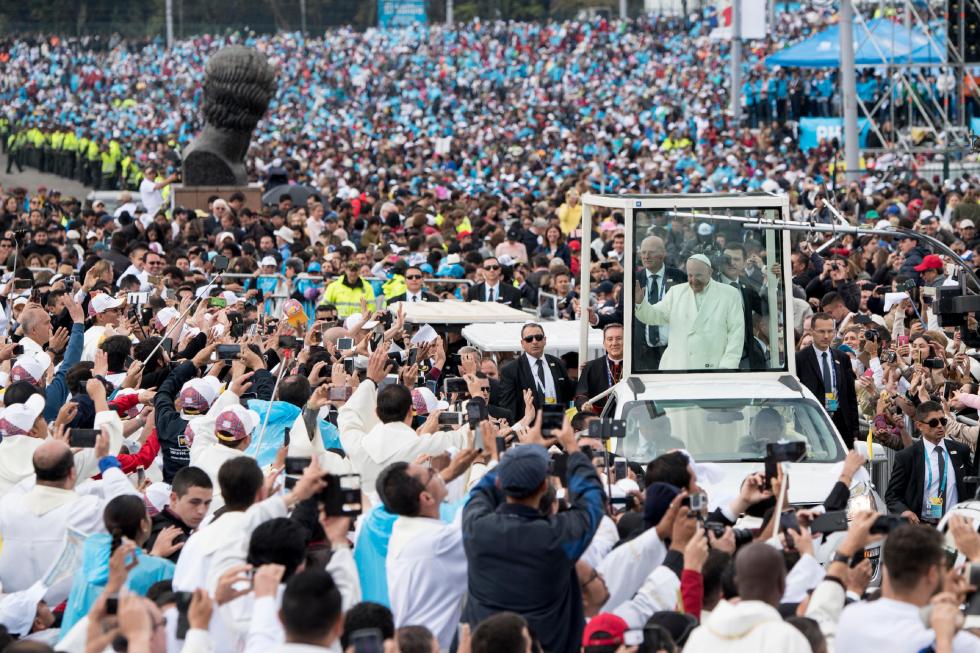 Bogotà (Colombia), 7 settembre 2017: Papa Francesco in auto tra la folla