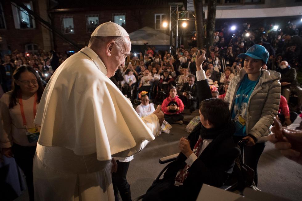 Bogotà (Colombia), 7 settembre 2017: Papa Francesco saluta i fedeli dopo la messa al rientro in Nunziatura