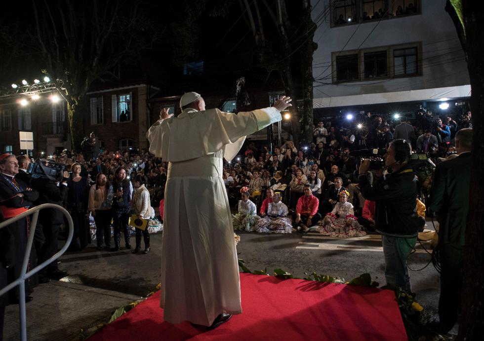 Bogotà (Colombia), 7 settembre 2017: Papa Francesco saluta i fedeli dopo la messa al rientro in Nunziatura