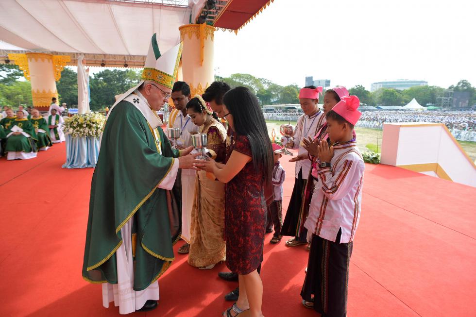 Yangon, 29 novembre : Viaggio Apostolico in Myanmar e Bangladesh (26/11 – 2/12), Papa Francesco celebra la Santa Messa nel Kyaikkasan Ground