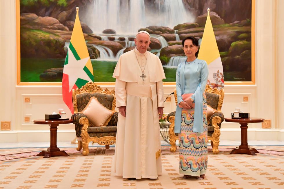 Nay Pyi Taw, 28 novembre: Viaggio Apostolico in Myanmar e Bangladesh (26/11 – 2/12), Papa Francesco incontra Aung San Suu Kyi
