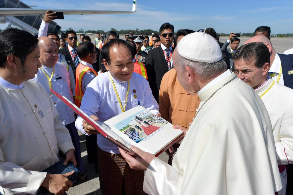 Yangon, 30 novembre : Viaggio Apostolico di Papa Francesco in Myanmar e Bangladesh (26/11 – 2/12),  congedo ufficiale nell’Aeroporto Internazionale