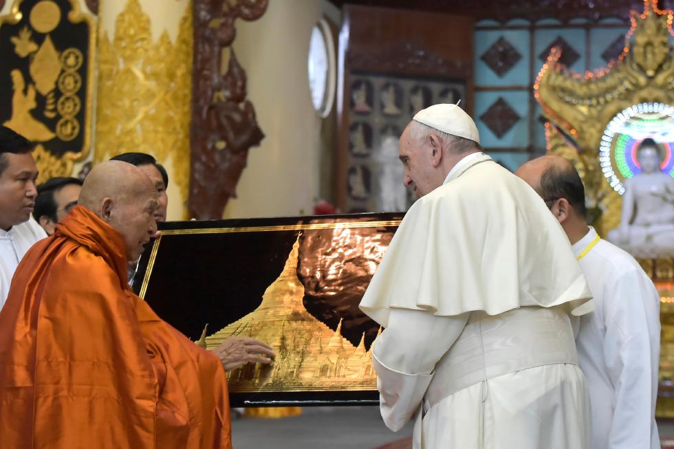 Yangon, 29 novembre : Viaggio Apostolico di Papa Francesco in Myanmar e Bangladesh (26/11 – 2/12), incontro con il Consiglio Supremo “Sangha” dei Monaci Buddisti