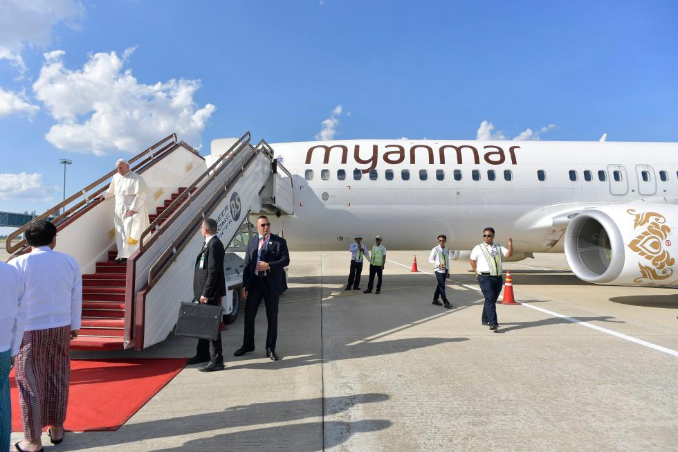Nay Pyi Taw, 28 novembre: Viaggio Apostolico in Myanmar e Bangladesh (26/11 – 2/12), Papa Francesco atterra all’aeroporto di Nay Pyi Taw