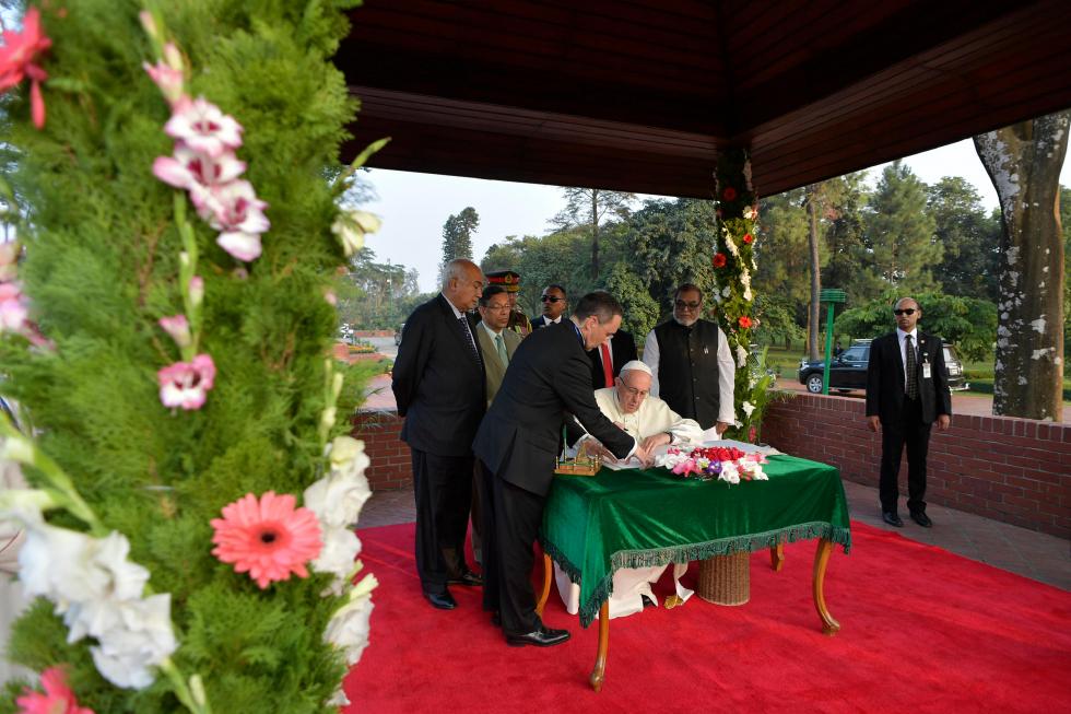 Savar, 30 novembre : Viaggio Apostolico in Myanmar e Bangladesh (26/11 – 2/12). Papa Francesco visita il National Martyr’s Memorial e firma il Libro d’Onore