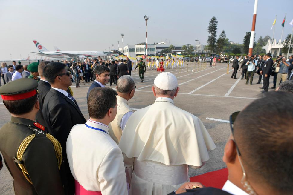 Dhaka, 30 novembre : Viaggio Apostolico di Papa Francesco in Myanmar e Bangladesh (26/11 – 2/12). Cerimonia di benvenuto in Bangladesh all’Aeroporto Internazionale