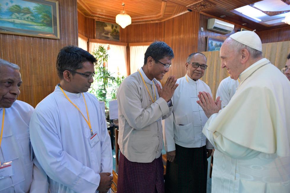 Yangon, 28 novembre: Viaggio Apostolico in Myanmar e Bangladesh (26/11 – 2/12), Papa Francesco incontra in Arcivescovado i leader religiosi del Myanmar