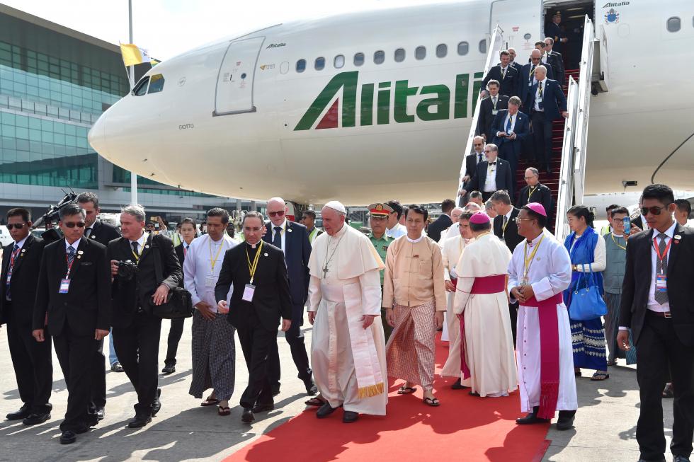 Yangon, 27 novembre: Viaggio Apostolico di Papa Francesco in Myanmar e Bangladesh (26 novembre – 2 dicembre), accoglienza ufficiale in Myanmar