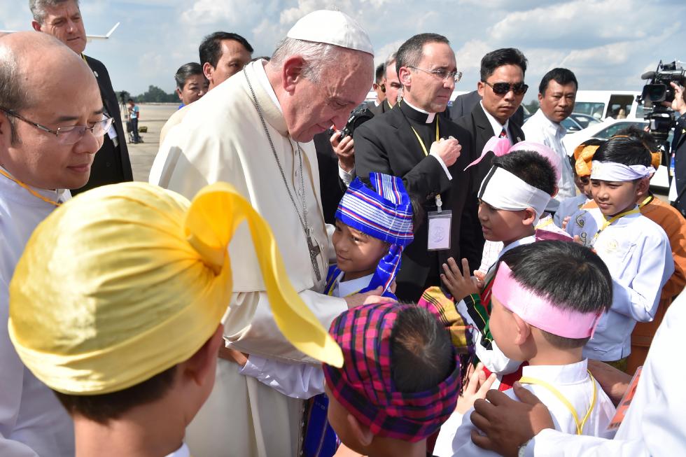 Yangon, 27 novembre: Viaggio Apostolico di Papa Francesco in Myanmar e Bangladesh (26 novembre – 2 dicembre), accoglienza ufficiale in Myanmar