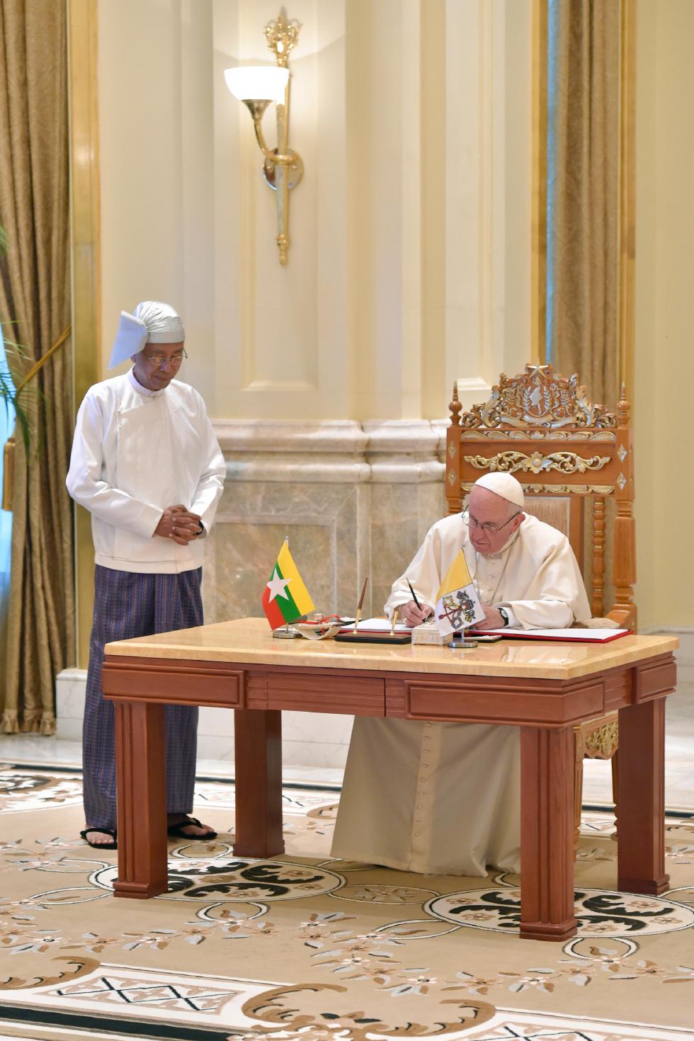 Nay Pyi Taw, 28 novembre: Viaggio Apostolico di Papa Francesco in Myanmar e Bangladesh (26/11 – 2/12), visita di cortesia al Presidente della Repubblica dell’Unione del Myanmar