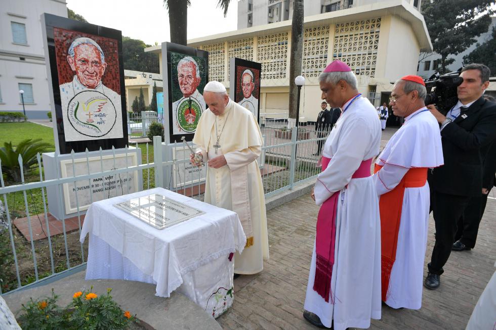 Dhaka, 1 dicembre: Viaggio Apostolico di Papa Francesco in Myanmar e Bangladesh (26/11 – 2/12), visita alla Cattedrale