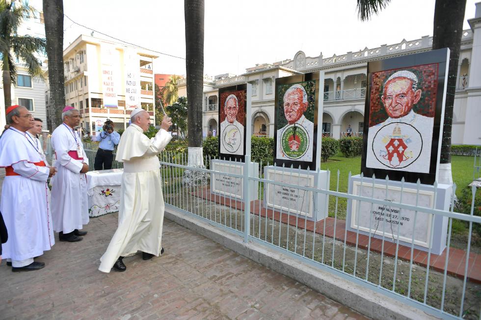 Dhaka, 1 dicembre: Viaggio Apostolico di Papa Francesco in Myanmar e Bangladesh (26/11 – 2/12), visita alla Cattedrale