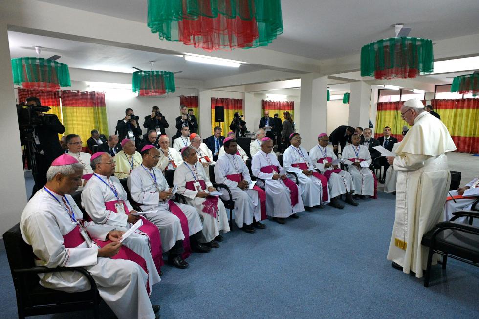 Dhaka, 1 dicembre: Viaggio Apostolico di Papa Francesco in Myanmar e Bangladesh (26/11 – 2/12), incontro con i vescovi del Bangladesh nella Casa dei Sacerdoti anziani
